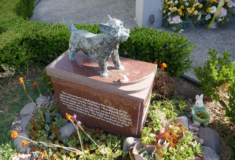 Toto's Memorial | Alamy Stock Photo by Barry King